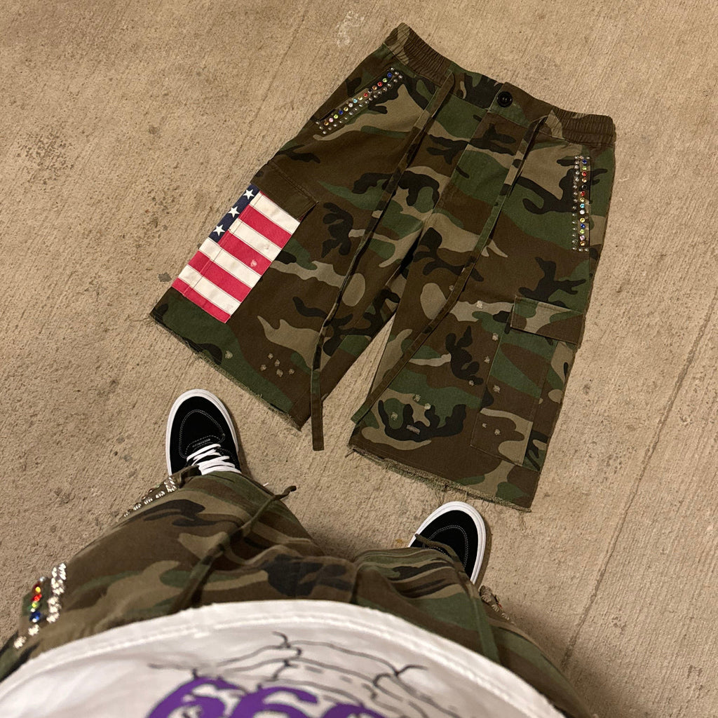 Shorts plisados de camuflaje americano con diamantes de imitación