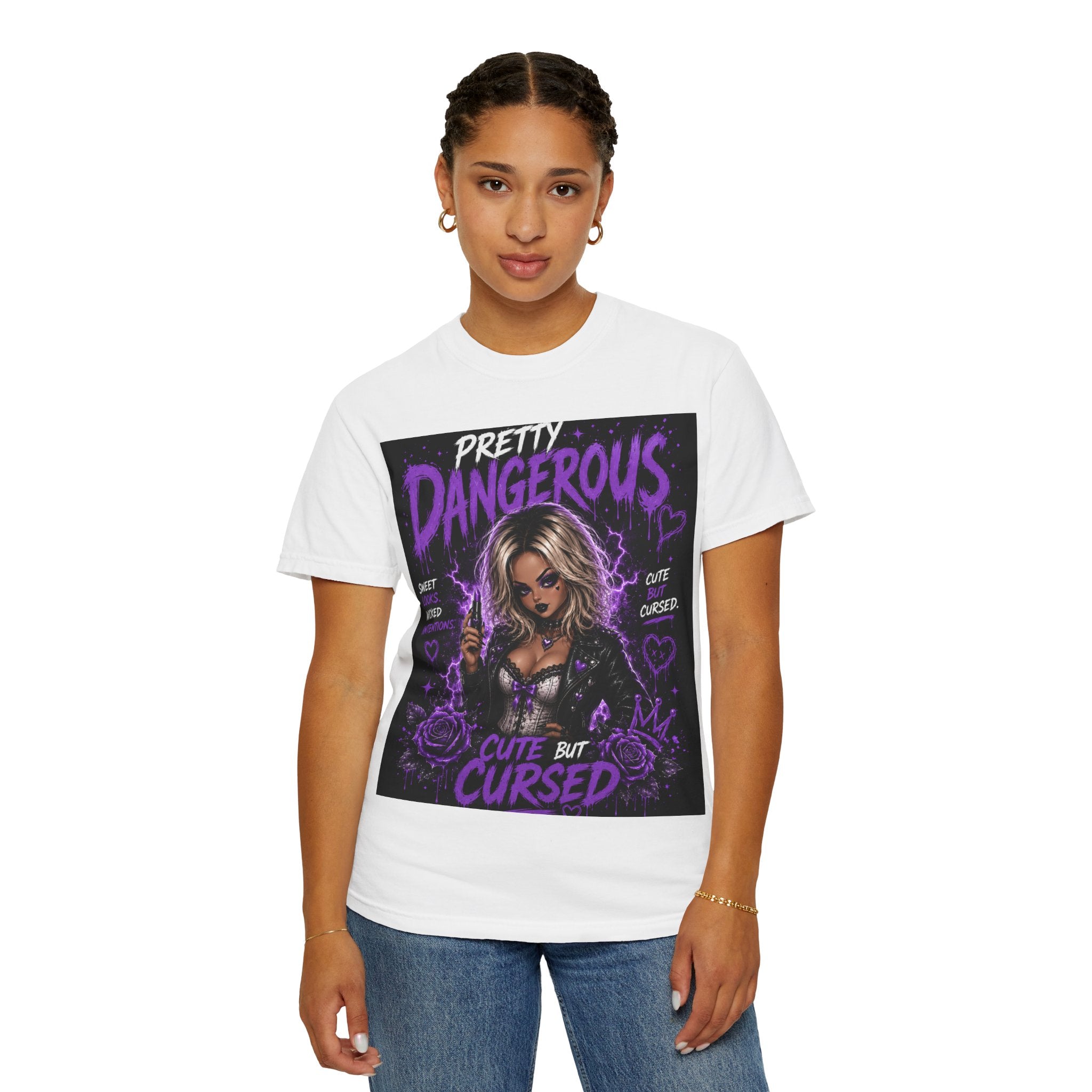Camiseta "Cute But Cursed" de Pretty Dangerous — Camiseta gráfica gótica morada