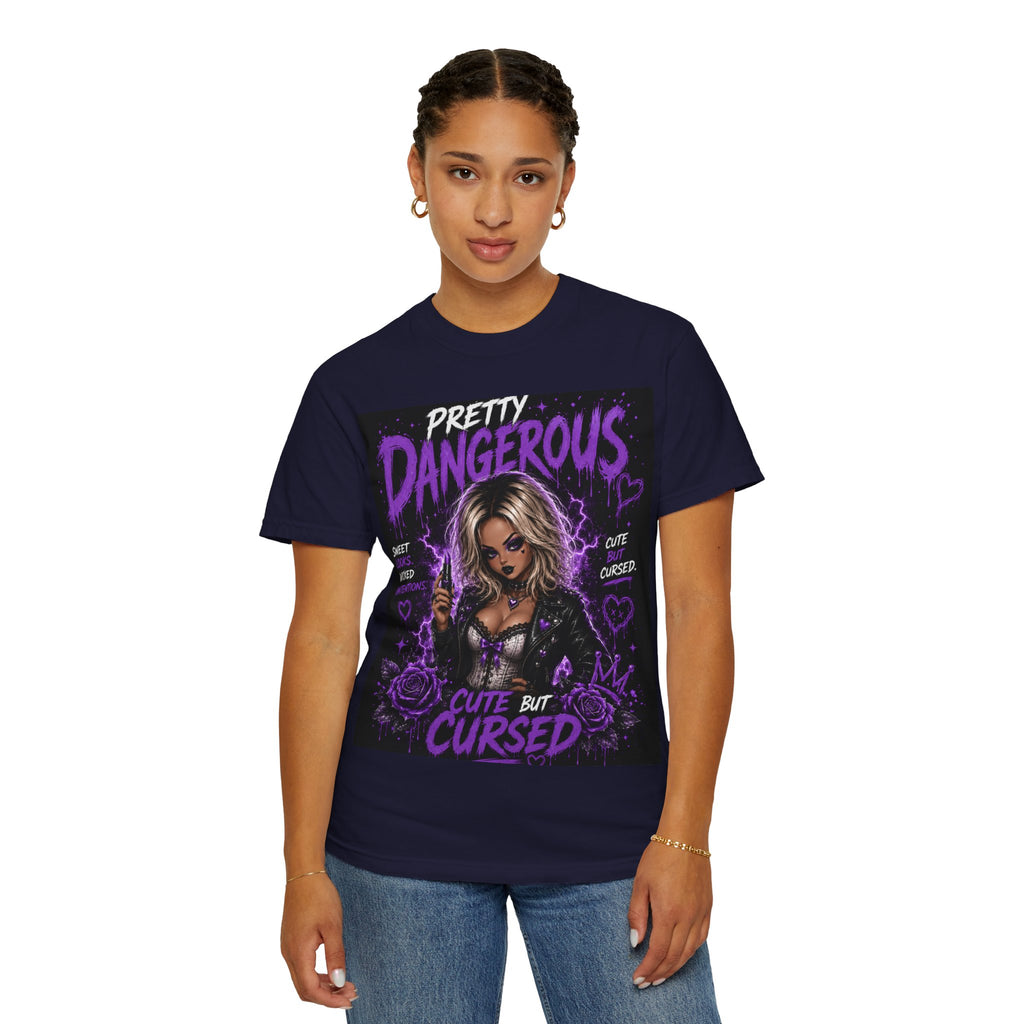 Camiseta "Cute But Cursed" de Pretty Dangerous — Camiseta gráfica gótica morada