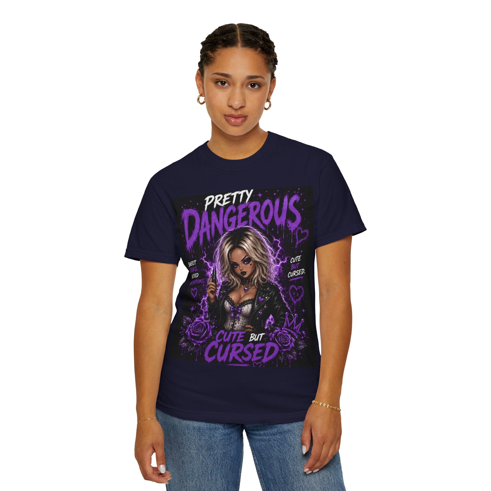 Camiseta "Cute But Cursed" de Pretty Dangerous — Camiseta gráfica gótica morada