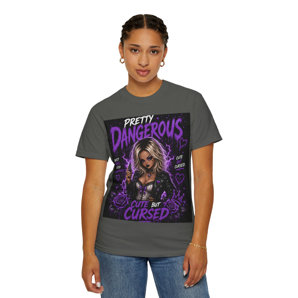 Camiseta "Cute But Cursed" de Pretty Dangerous — Camiseta gráfica gótica morada