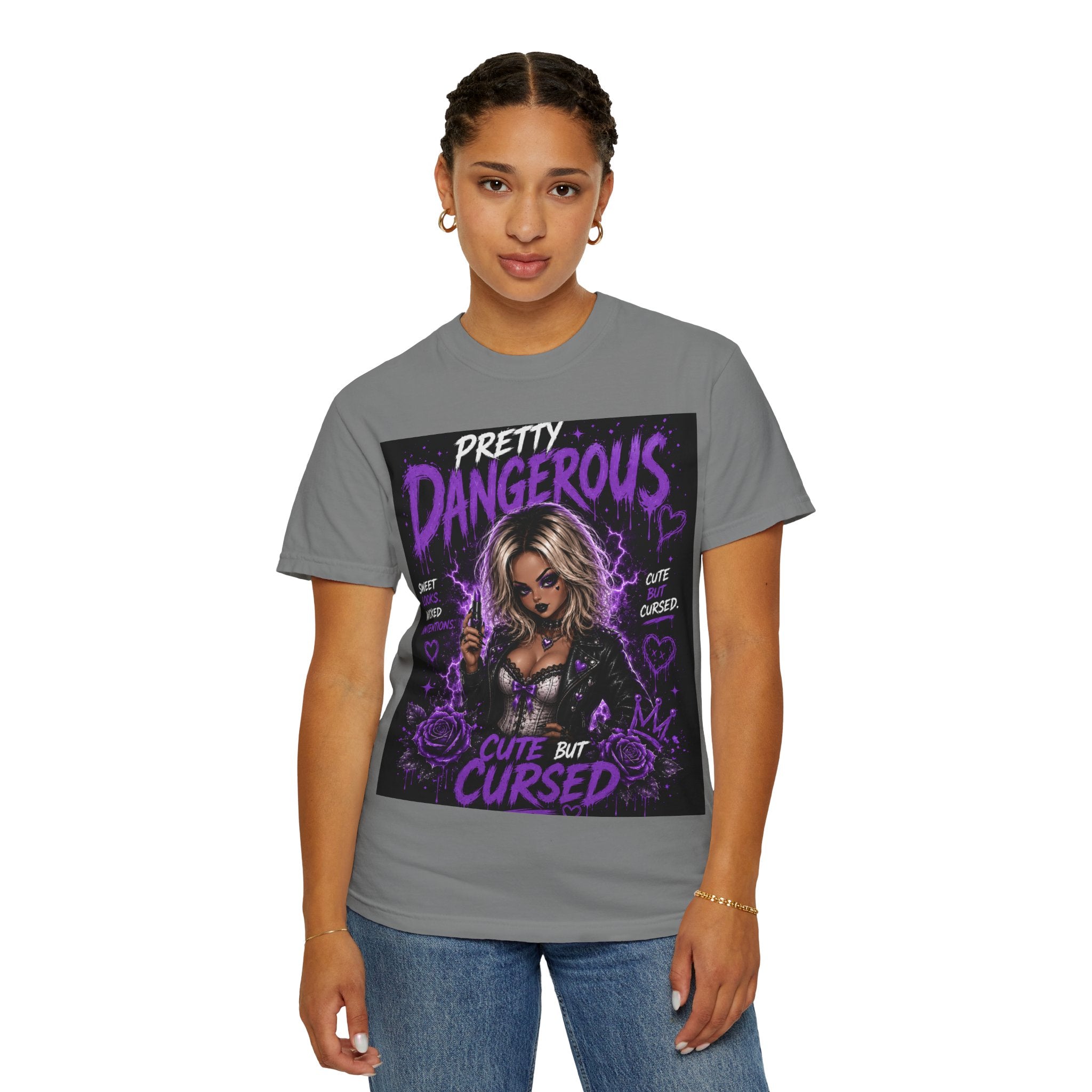 Camiseta "Cute But Cursed" de Pretty Dangerous — Camiseta gráfica gótica morada
