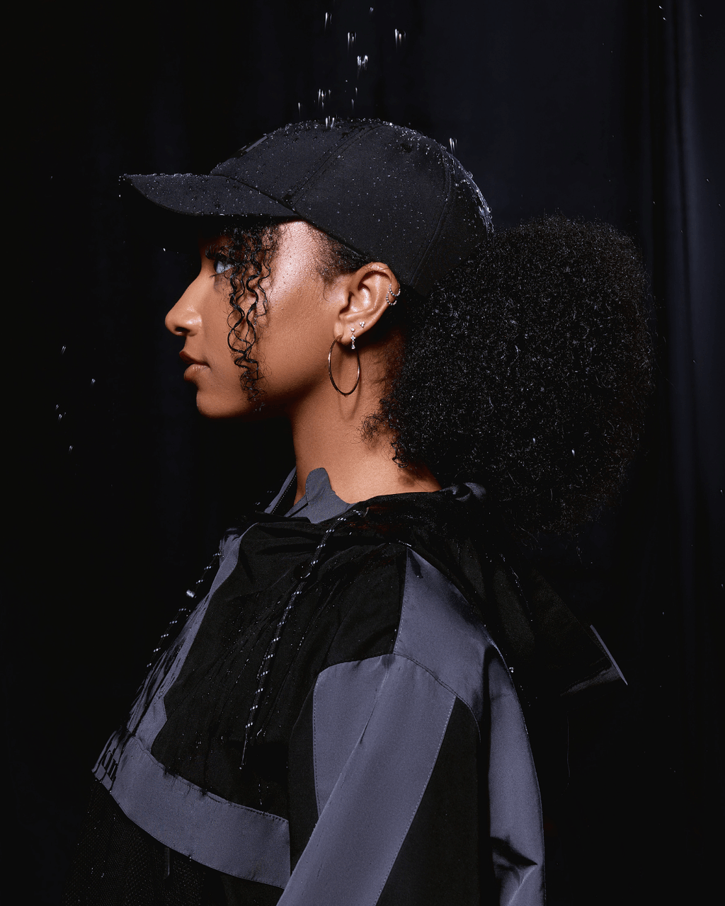 Gorra tipo "Dad Hat" negra impermeable con forro de satén