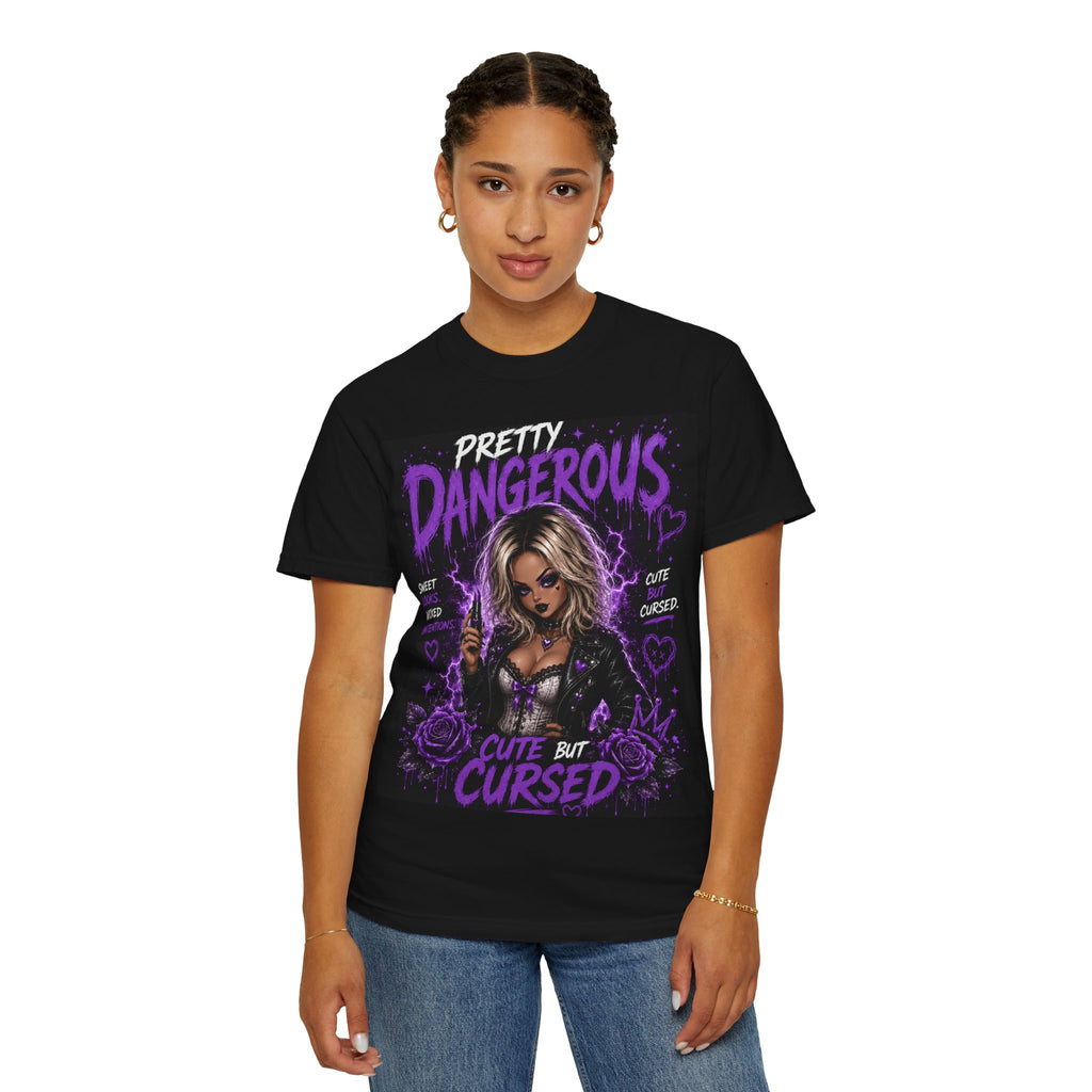 Camiseta "Cute But Cursed" de Pretty Dangerous — Camiseta gráfica gótica morada