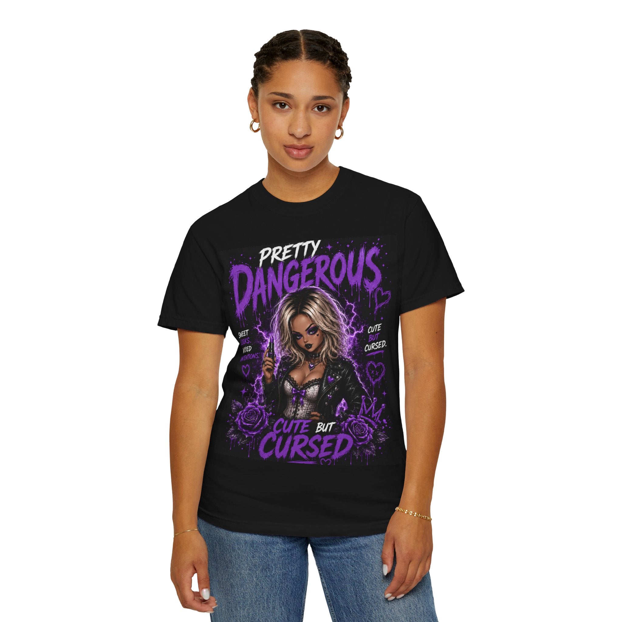 Camiseta "Cute But Cursed" de Pretty Dangerous — Camiseta gráfica gótica morada