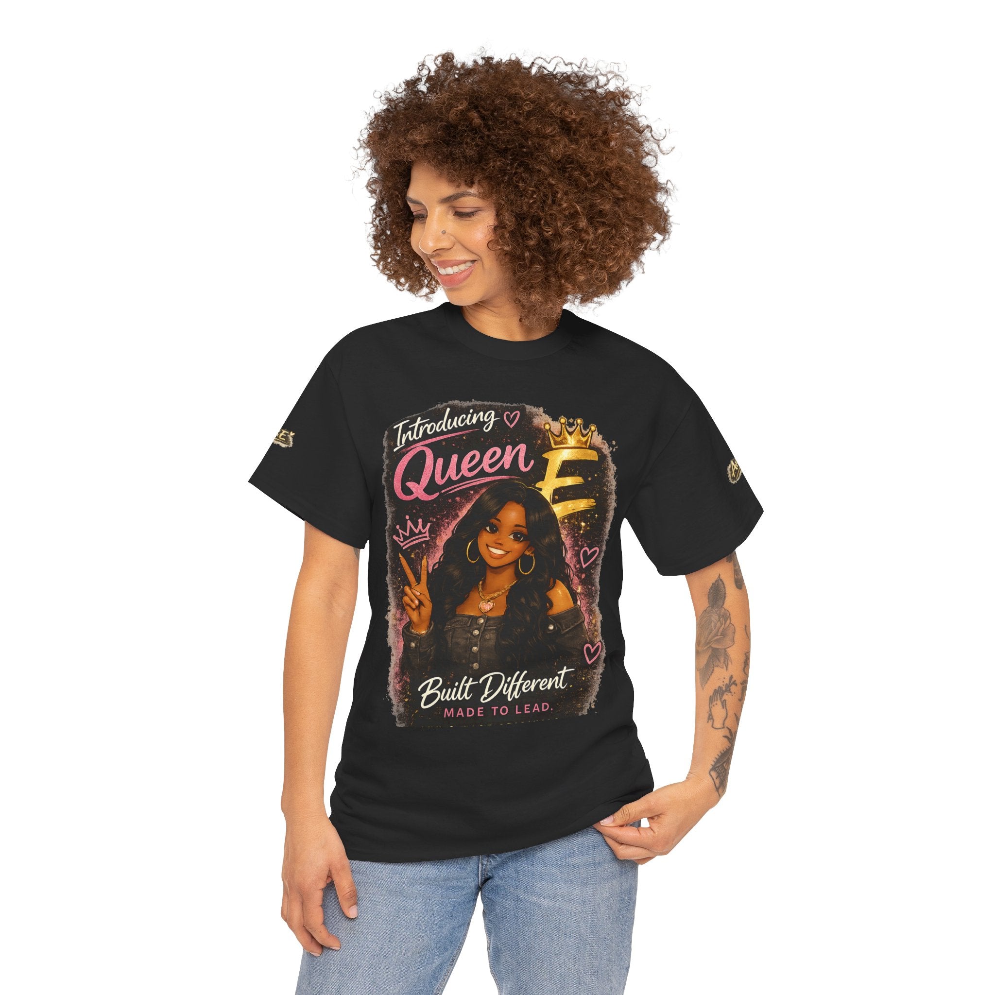 Camiseta — Camiseta gráfica afrocéntrica "Introducing Queen E" — Hecha diferente, Buenas vibraciones