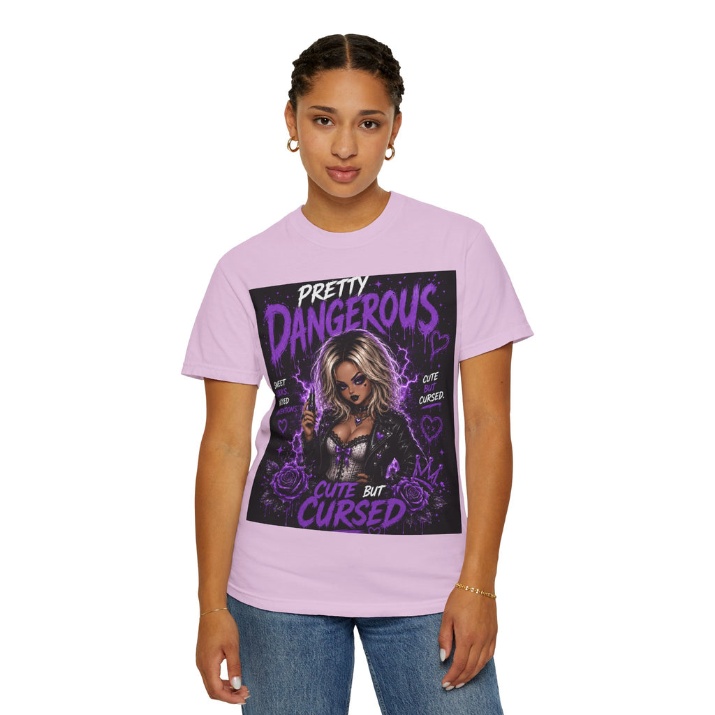 Camiseta "Cute But Cursed" de Pretty Dangerous — Camiseta gráfica gótica morada