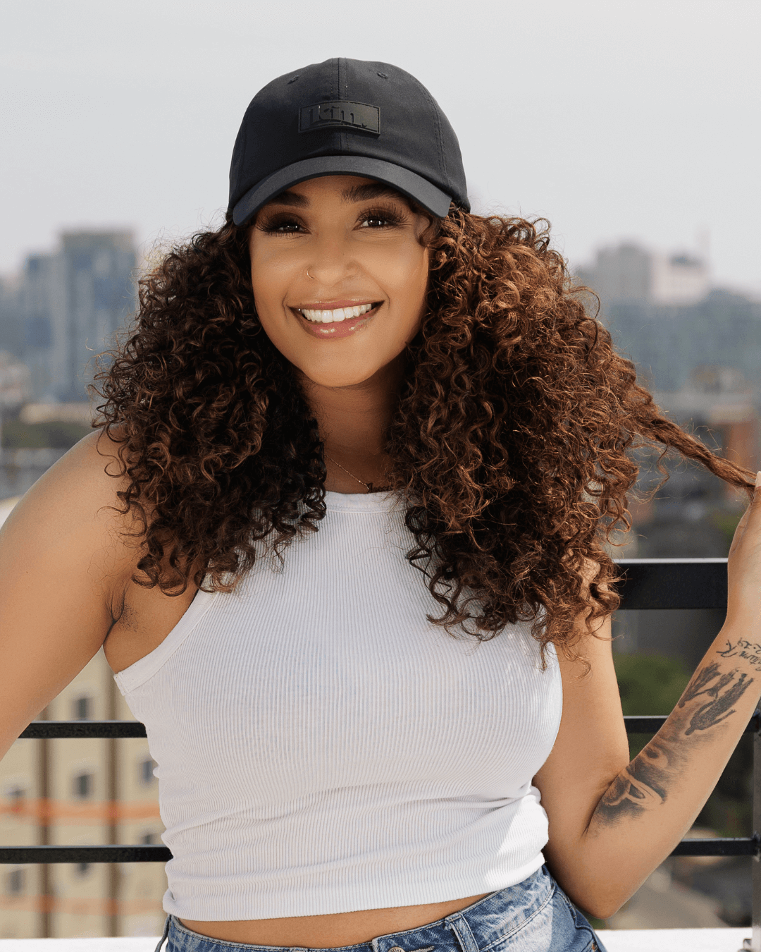 Gorra tipo "Dad Hat" negra impermeable con forro de satén