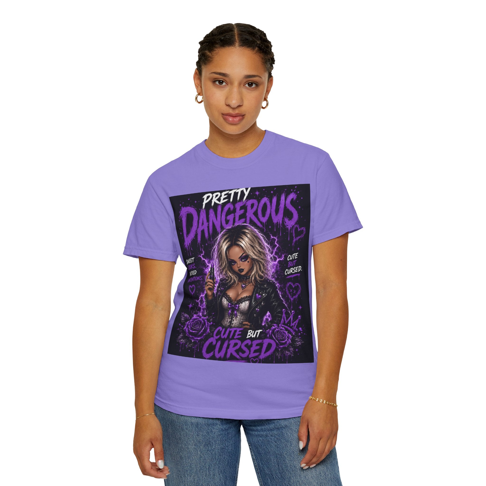 Camiseta "Cute But Cursed" de Pretty Dangerous — Camiseta gráfica gótica morada
