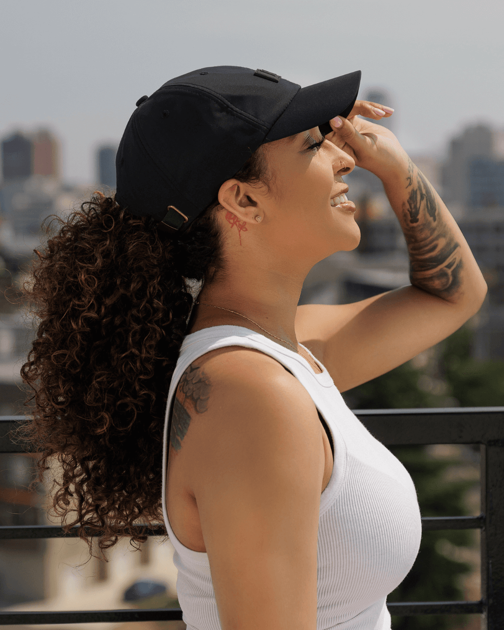 Gorra tipo "Dad Hat" negra impermeable con forro de satén