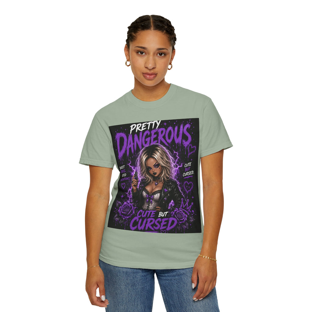 Camiseta "Cute But Cursed" de Pretty Dangerous — Camiseta gráfica gótica morada