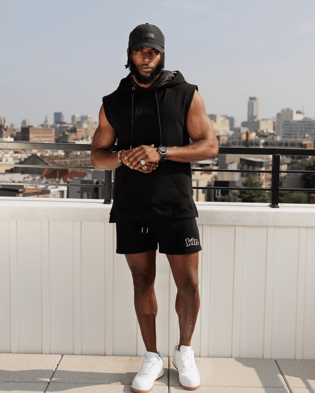 Gorra tipo "Dad Hat" negra impermeable con forro de satén
