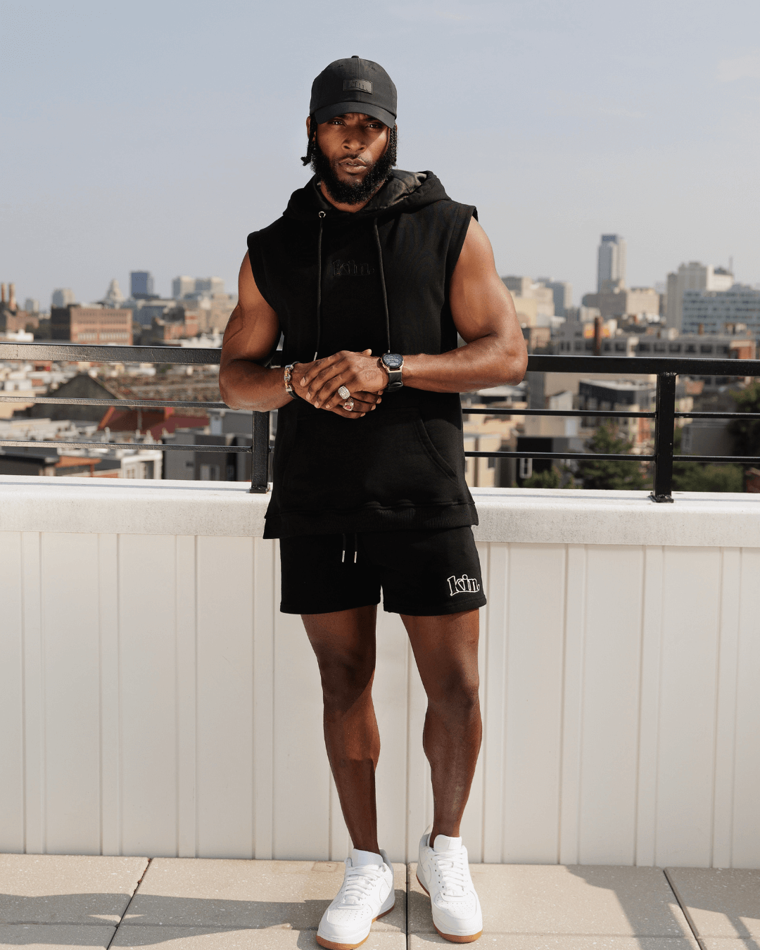 Gorra tipo "Dad Hat" negra impermeable con forro de satén