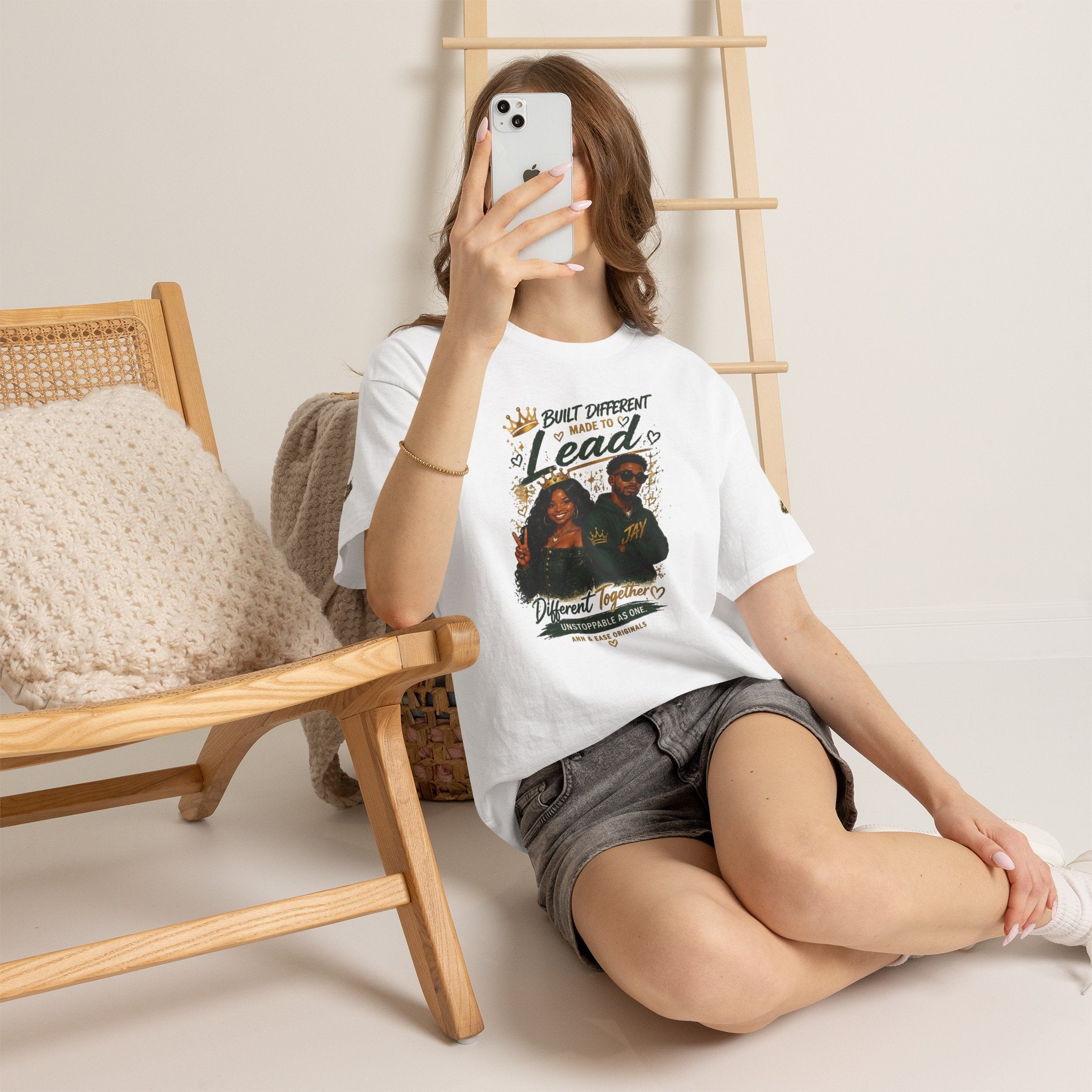 Camiseta gráfica para parejas Lead Together — Camiseta inspiradora para parejas "Built Different"