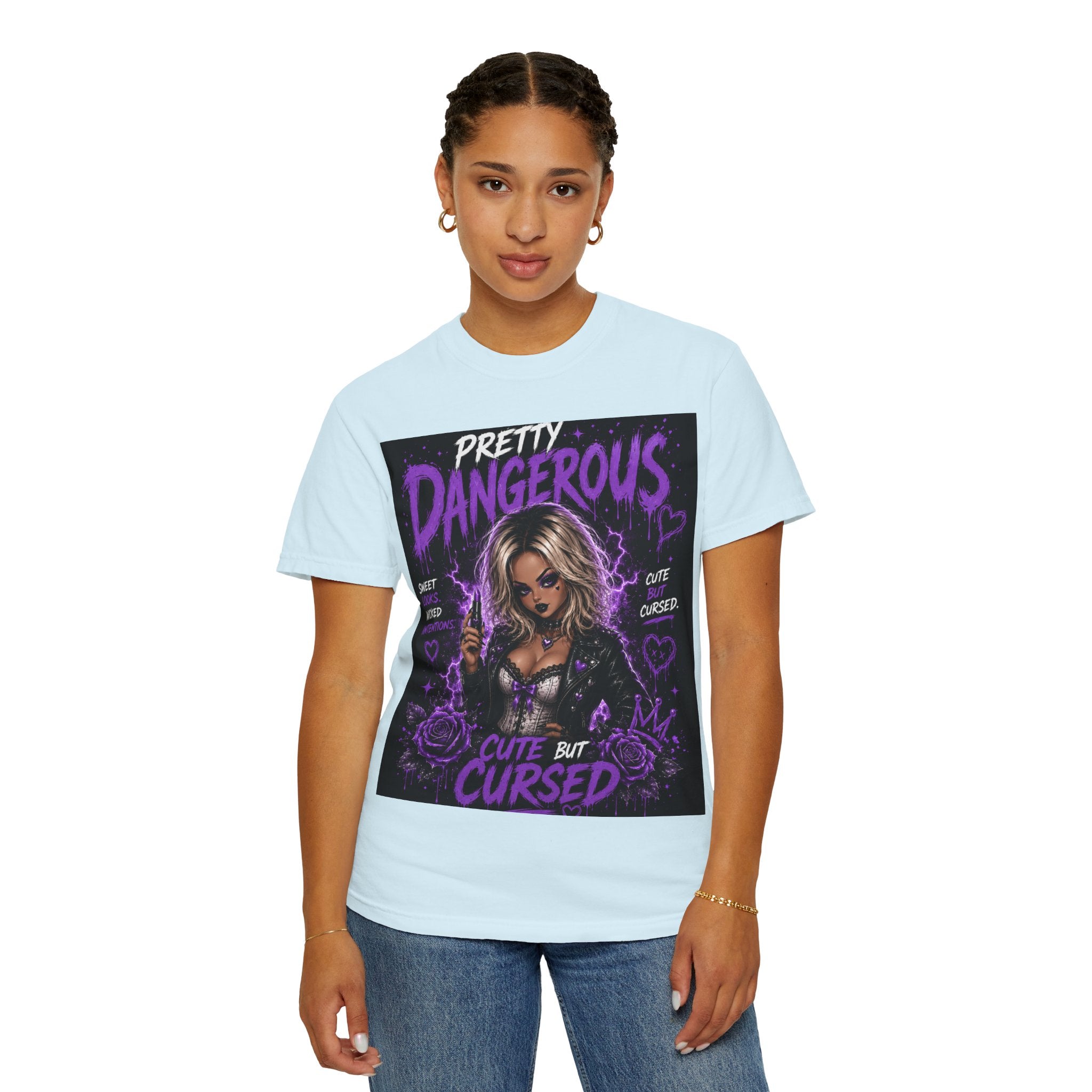Camiseta "Cute But Cursed" de Pretty Dangerous — Camiseta gráfica gótica morada