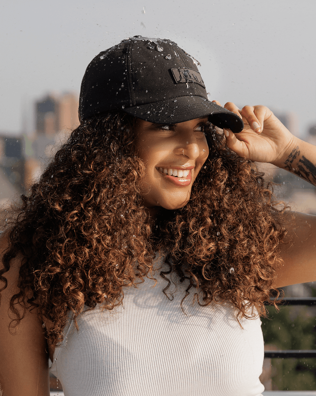 Gorra tipo "Dad Hat" negra impermeable con forro de satén
