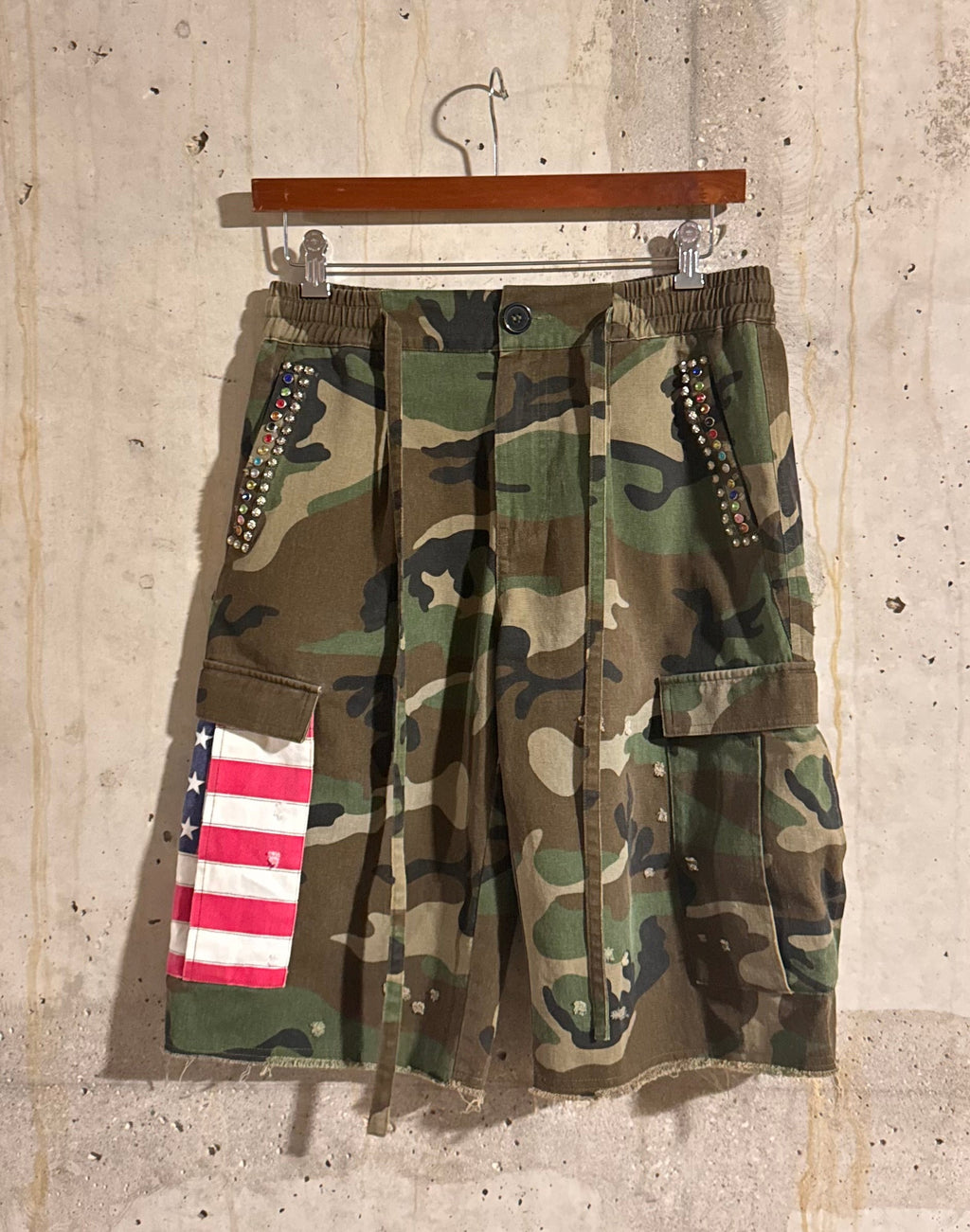 Shorts plisados de camuflaje americano con diamantes de imitación
