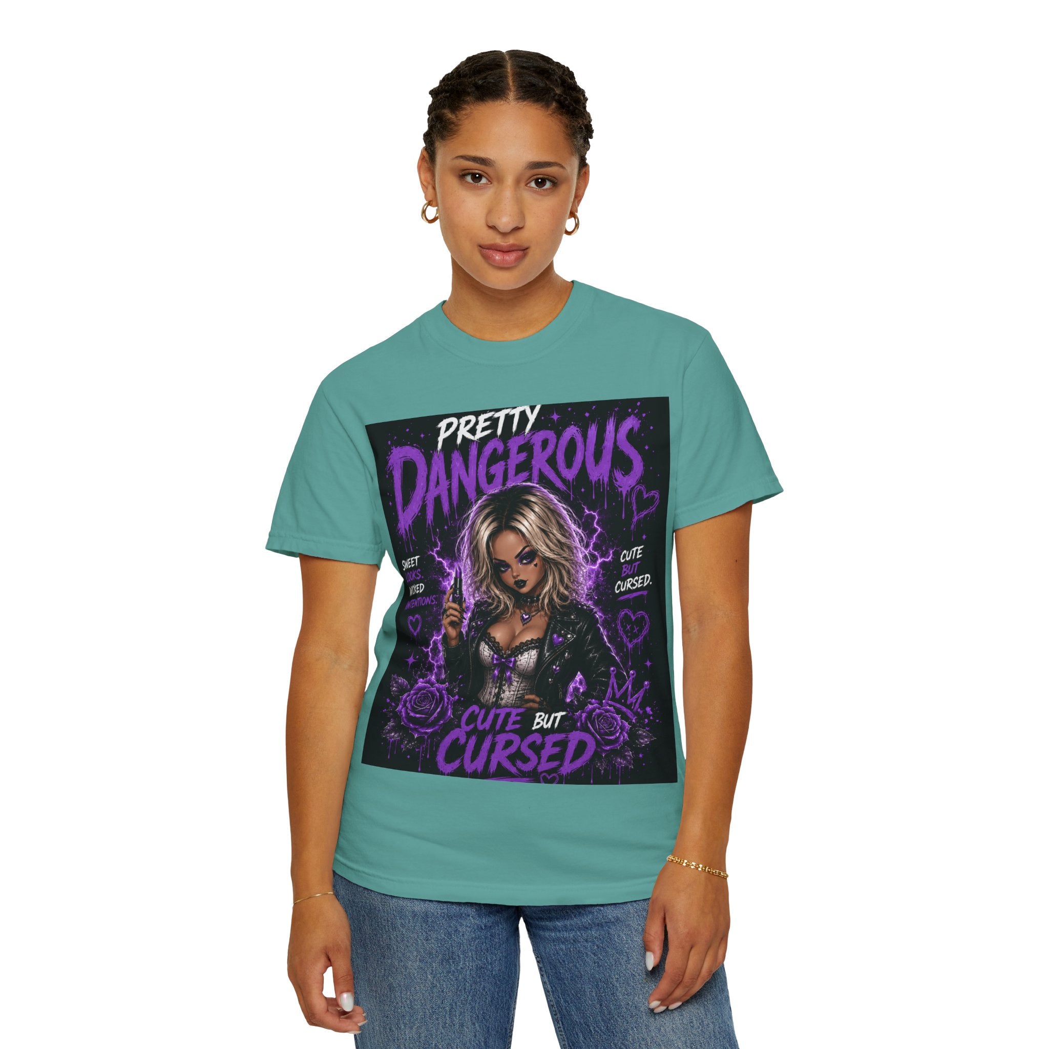Camiseta "Cute But Cursed" de Pretty Dangerous — Camiseta gráfica gótica morada