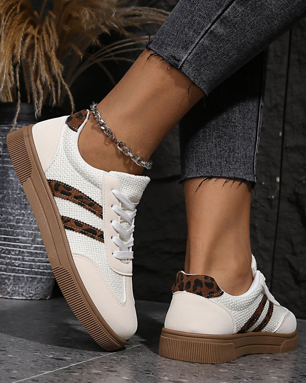 Zapatillas planas blancas con retales de leopardo, textura y tejido