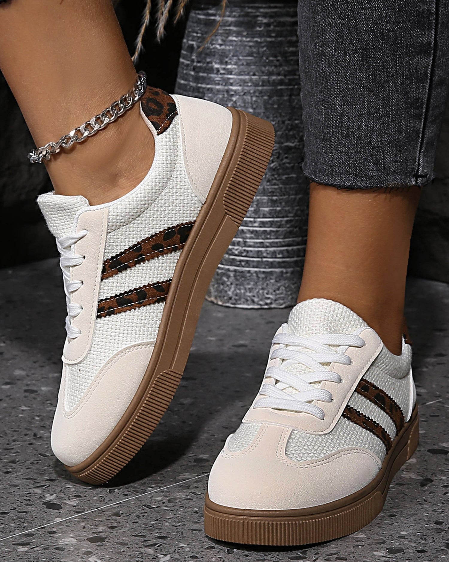 Zapatillas planas blancas con retales de leopardo, textura y tejido