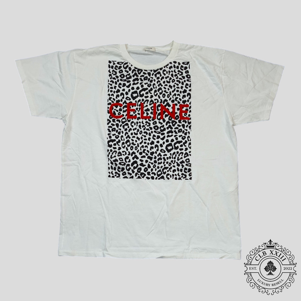 Camiseta Celine Homme con logotipo y estampado de leopardo en blanco