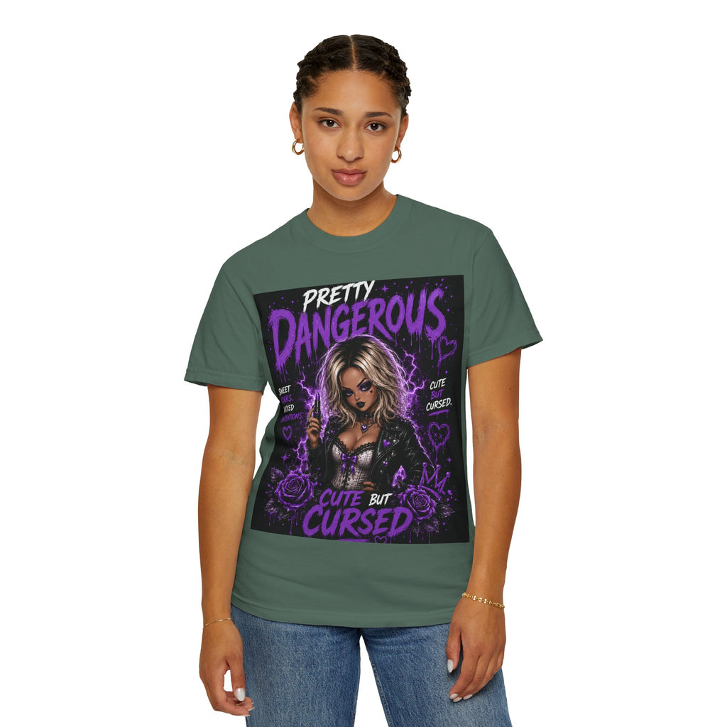 Camiseta "Cute But Cursed" de Pretty Dangerous — Camiseta gráfica gótica morada