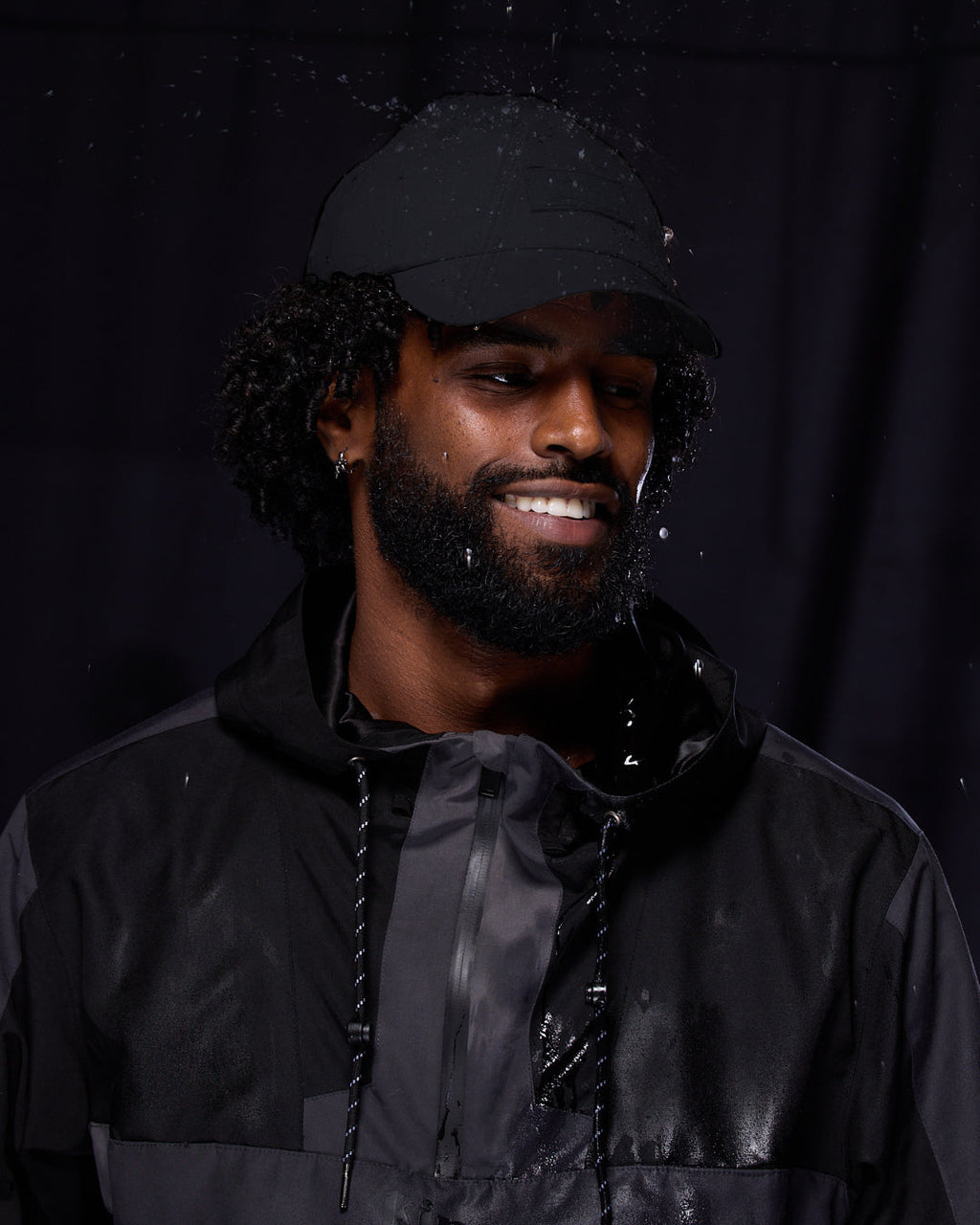 Gorra tipo "Dad Hat" negra impermeable con forro de satén