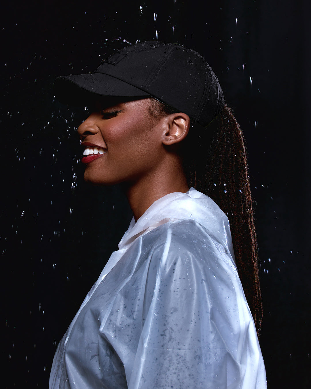 Gorra tipo "Dad Hat" negra impermeable con forro de satén