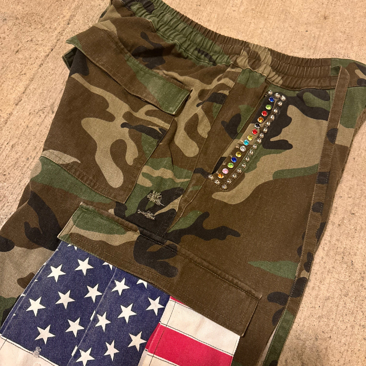 Shorts plisados de camuflaje americano con diamantes de imitación