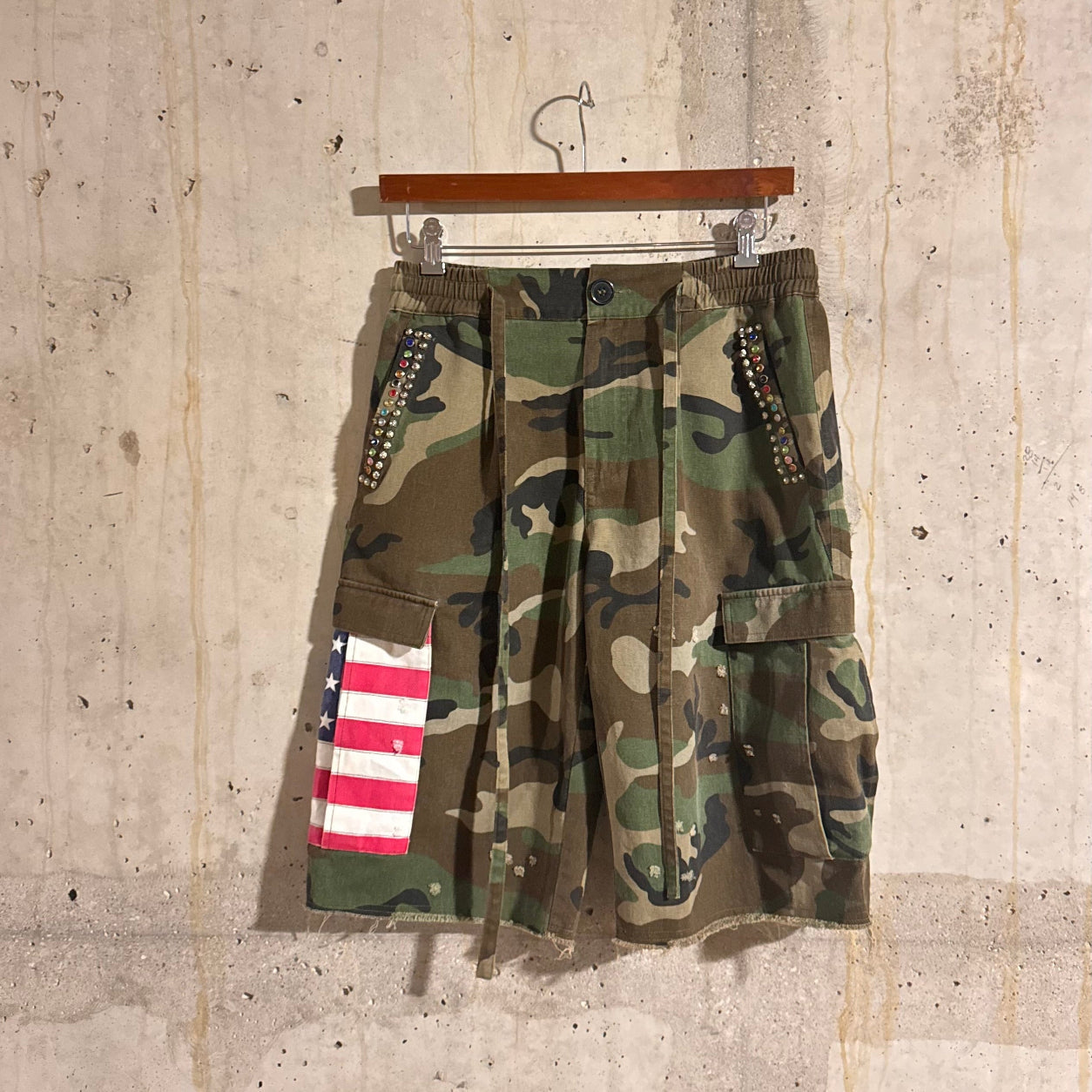 Shorts plisados de camuflaje americano con diamantes de imitación