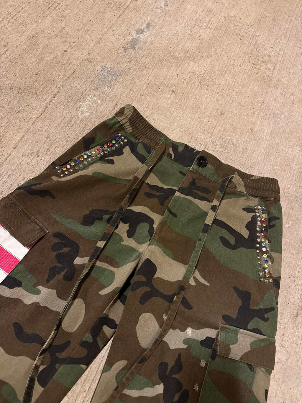 Shorts plisados de camuflaje americano con diamantes de imitación