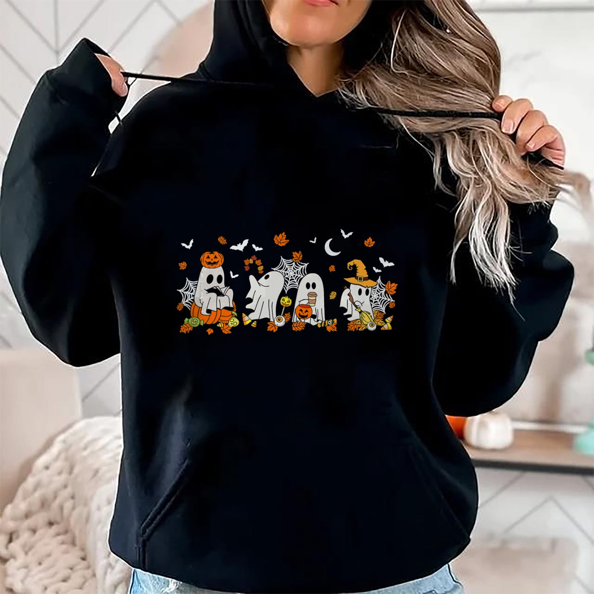 Linda camiseta de Halloween de fantasma leyendo un libro, tomando café, de otoño - Camiseta/Sudadera con capucha unisex de Halloween - NGHL00