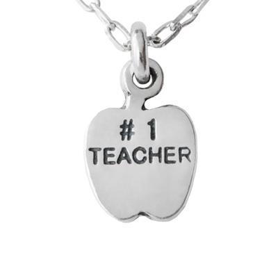 Un collar con la inscripción "Amor por aprender"