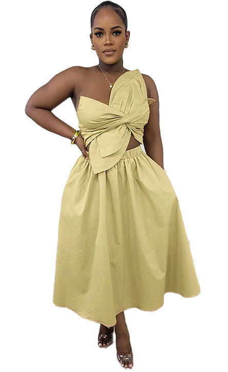 Vestido sexy liso con escote de un hombro fruncido, pétalos huecos y aberturas.