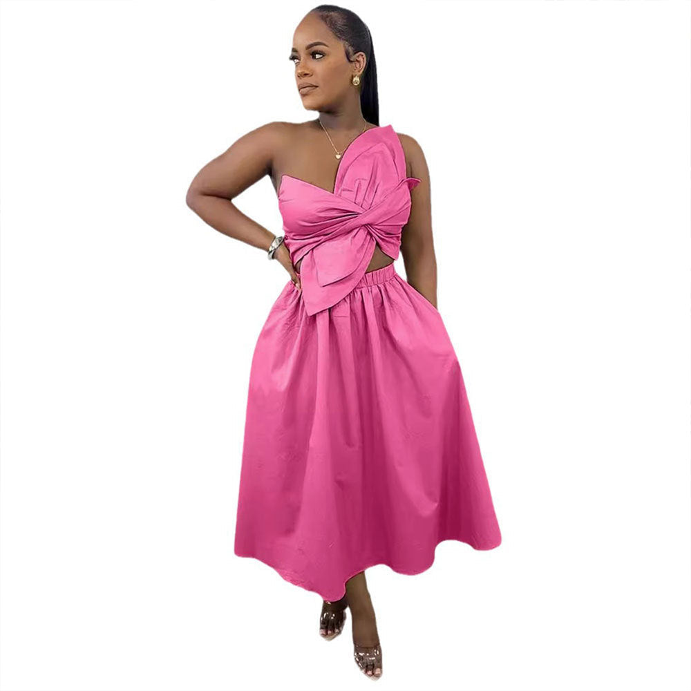 Vestido sexy liso con escote de un hombro fruncido, pétalos huecos y aberturas.