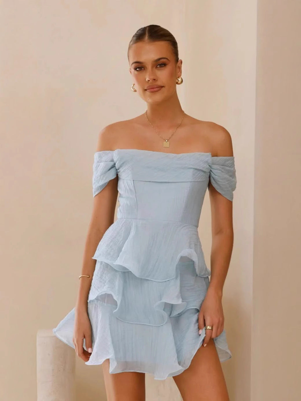 Vestido de verano sexy sin tirantes con espalda descubierta y volantes en color liso