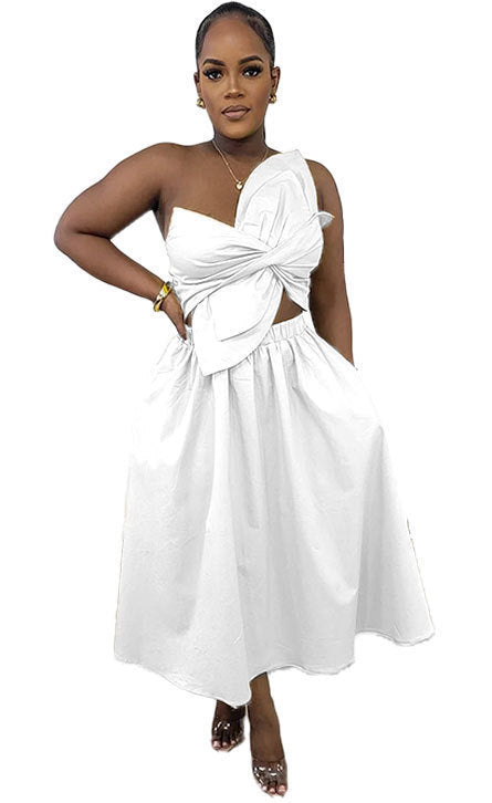 Vestido sexy liso con escote de un hombro fruncido, pétalos huecos y aberturas.