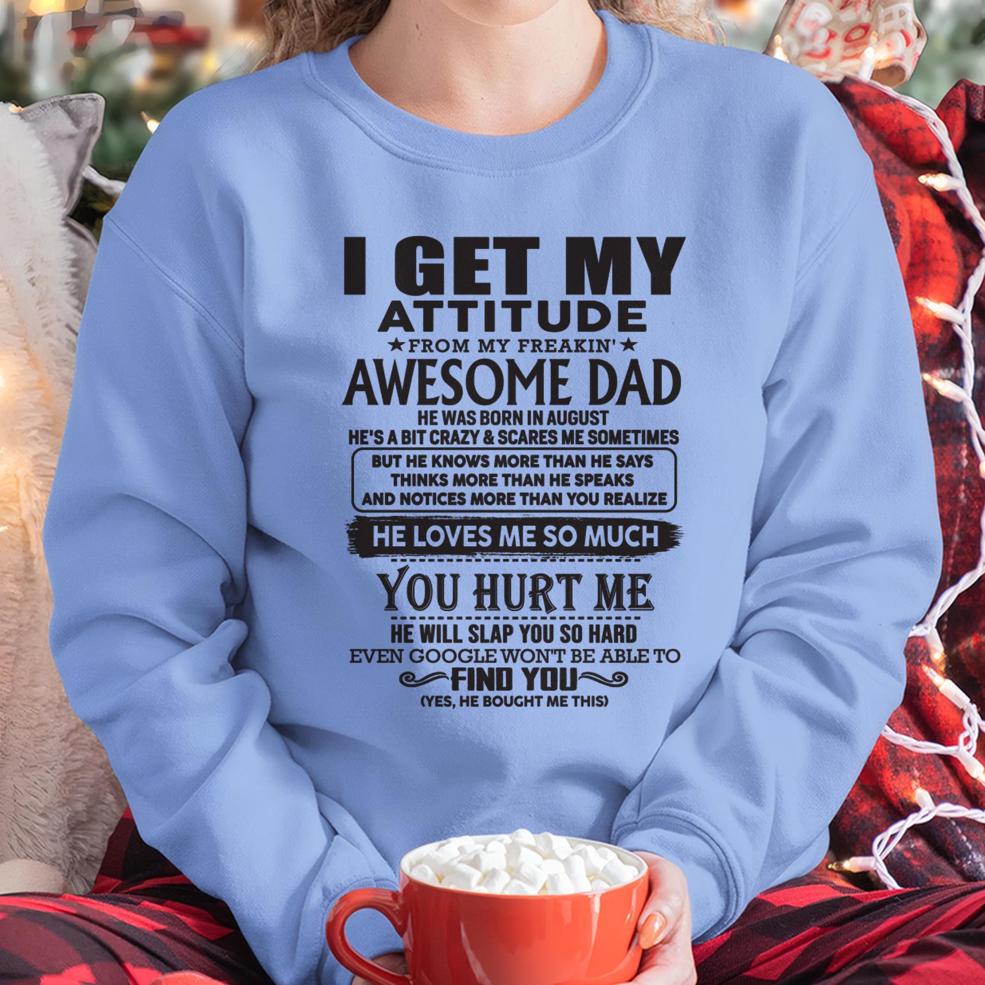 Agosto - MI ACTITUD ES GRACIAS A MI MALDITO Y FANTÁSTICO PAPÁ - Regalo para hijo e hija de papá - NGHL08 (SKU-TDD-08)