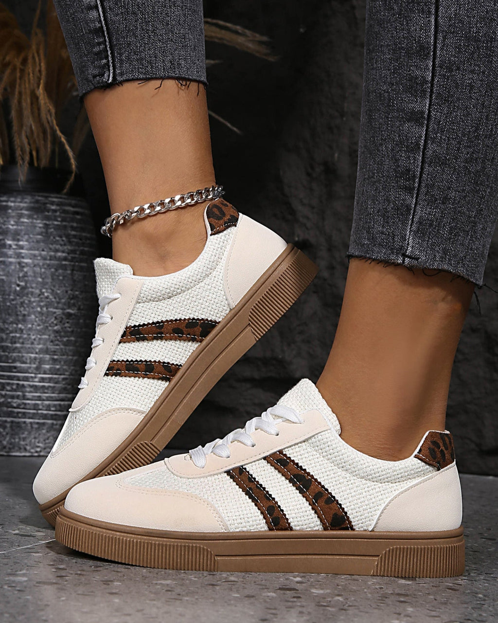 Zapatillas planas blancas con retales de leopardo, textura y tejido