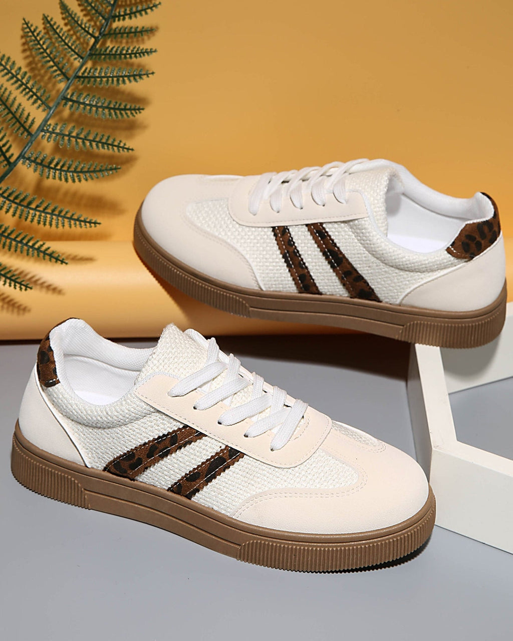 Zapatillas planas blancas con retales de leopardo, textura y tejido