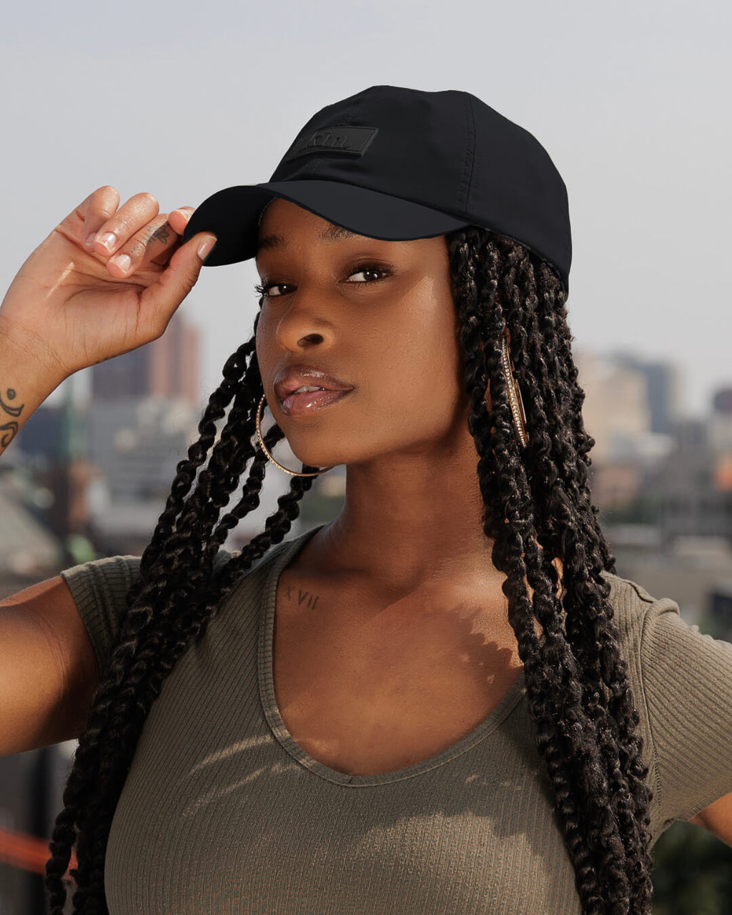 Gorra tipo "Dad Hat" negra impermeable con forro de satén