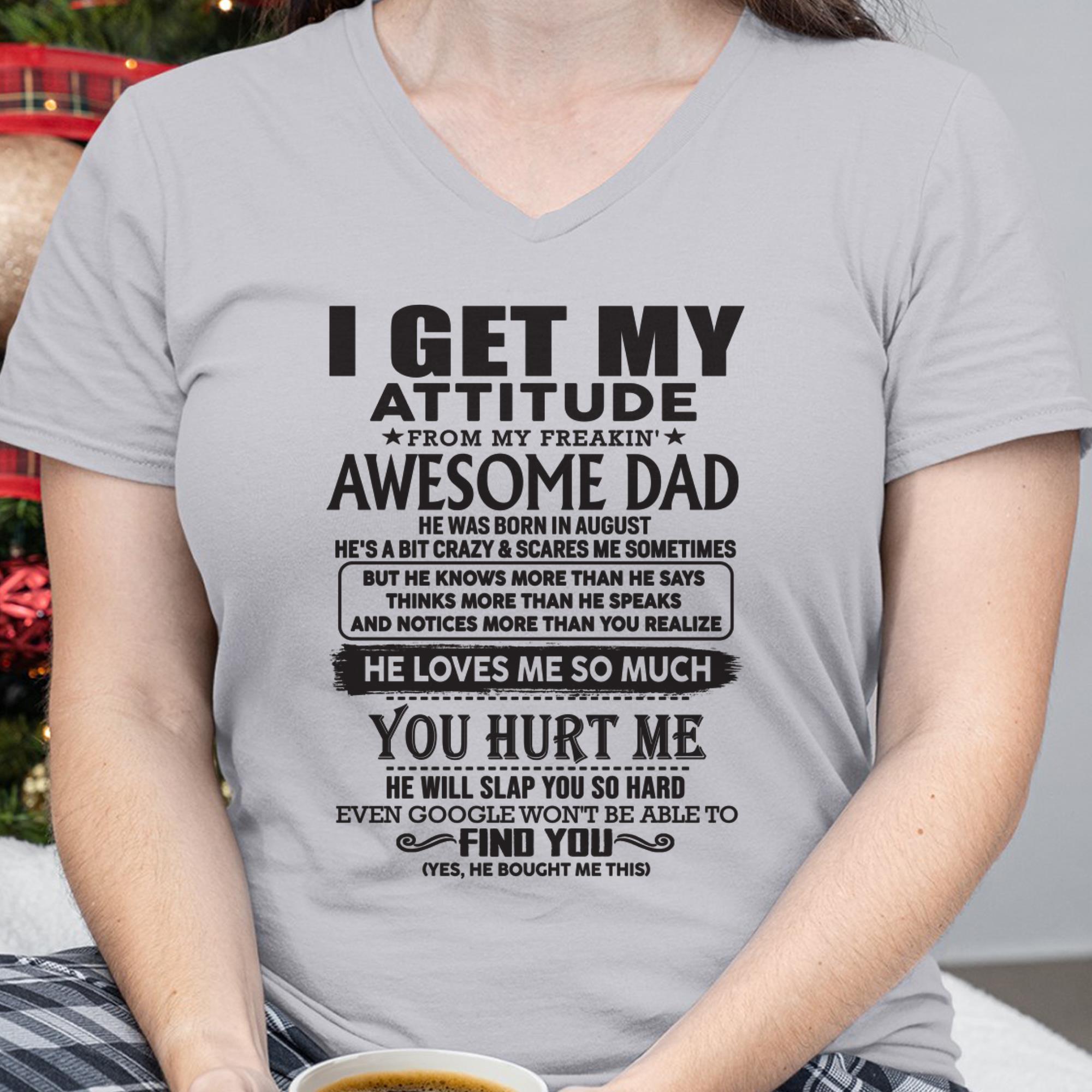 Agosto - MI ACTITUD ES GRACIAS A MI MALDITO Y FANTÁSTICO PAPÁ - Regalo para hijo e hija de papá - NGHL08 (SKU-TDD-08)
